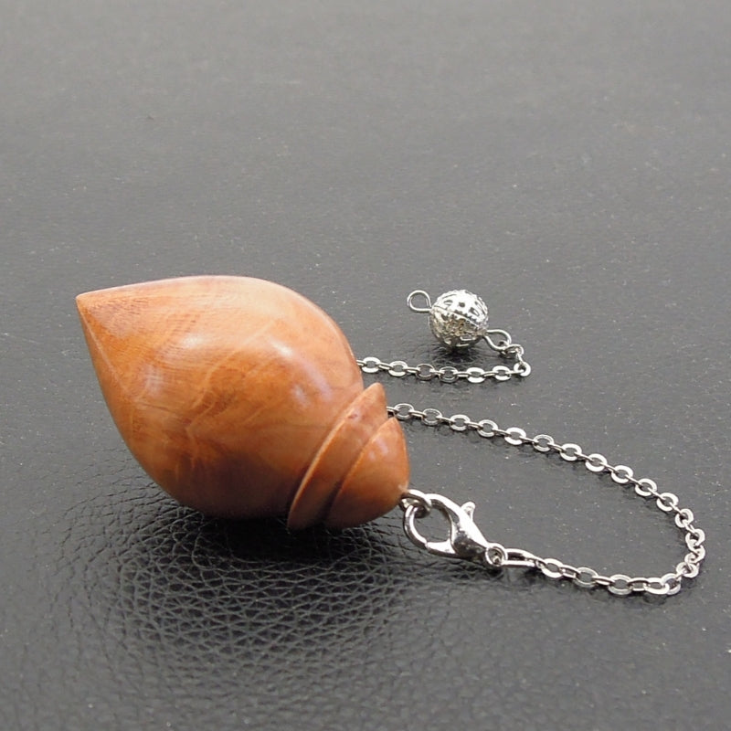 Pendule artisanal de radiesthésie en racine de bruyère avec chainette.
