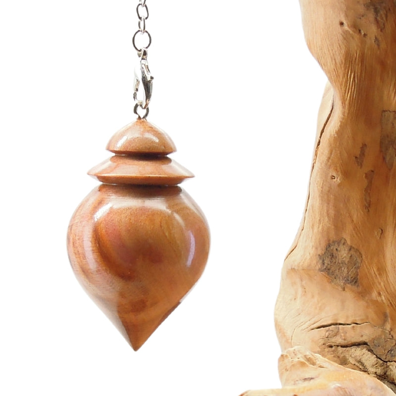 Pendule artisanal de radiesthésie en prunier avec chainette.