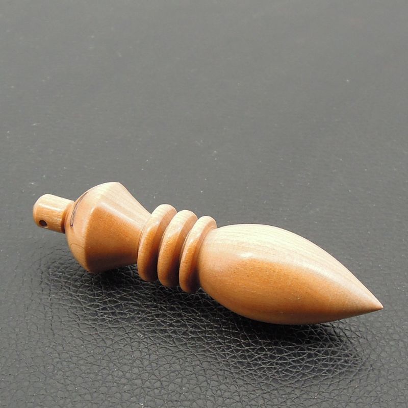 Pendule artisanal de radiesthésie en cornouiller avec oeilleton.
