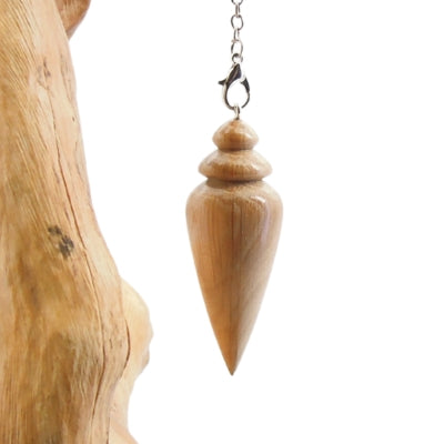 Pendule artisanal divinatoire de radiesthésie en chêne avec chainette.