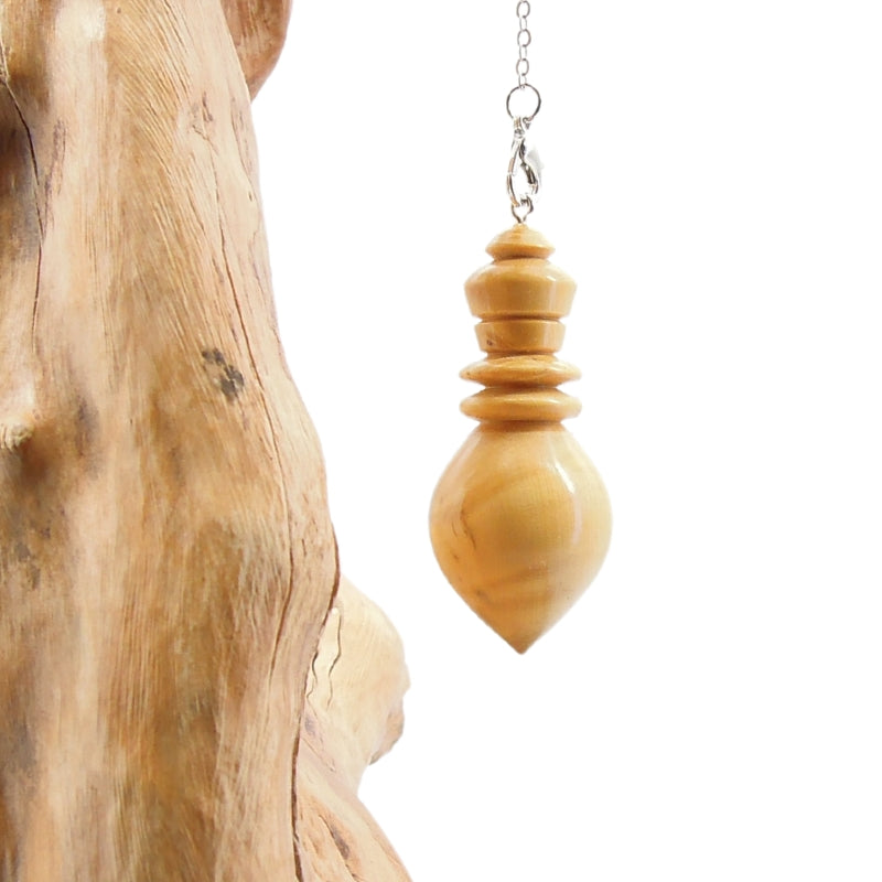Pendule artisanal de radiesthésie en buis avec chainette.