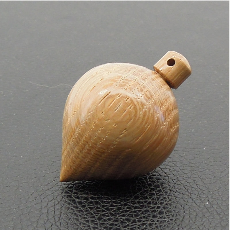 Pendule artisanal divinatoire de radiesthésie en chêne avec oeilleton.