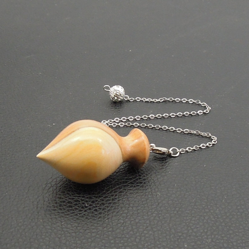 Pendule artisanal de radiesthésie en prunier avec chainette.
