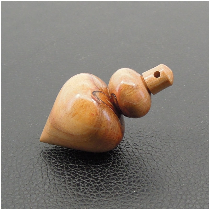Pendule artisanal de radiesthésie en prunier avec oeilleton.