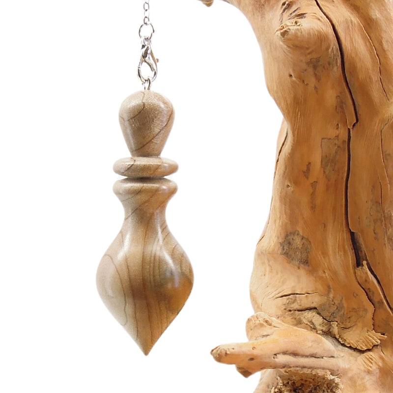 Pendule artisanal de radiesthésie en magnolia avec chainette.