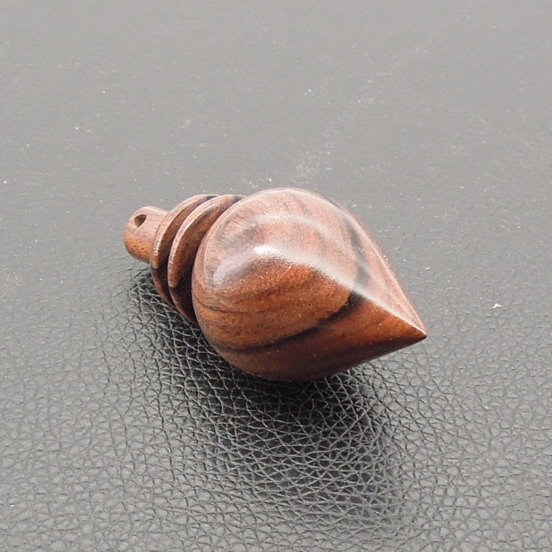 Pendule artisanal de radiesthésie en palissandre santos avec oeilleton.