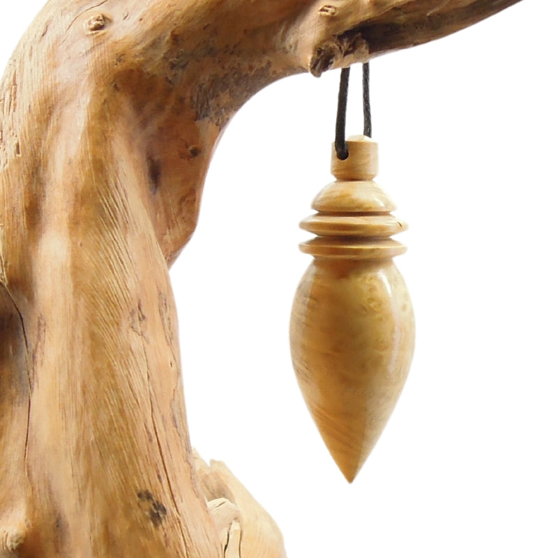 Pendule artisanal de radiesthésie en loupe de buis avec oeilleton.