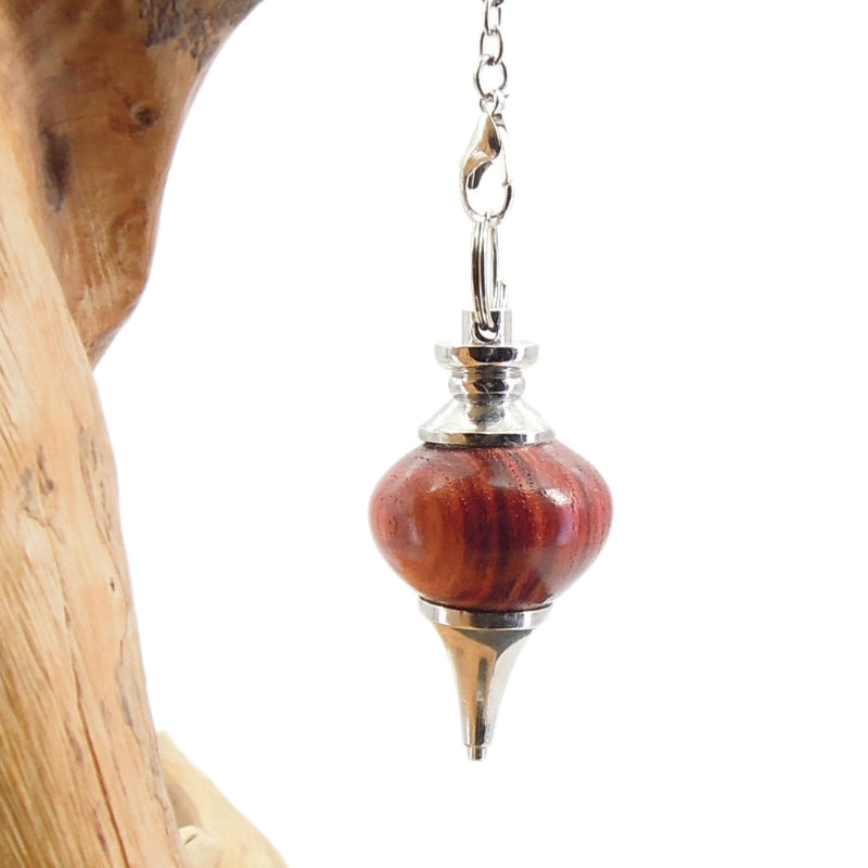 Pendule artisanal de radiesthésie en bois de rose avec chainette et monture métal.