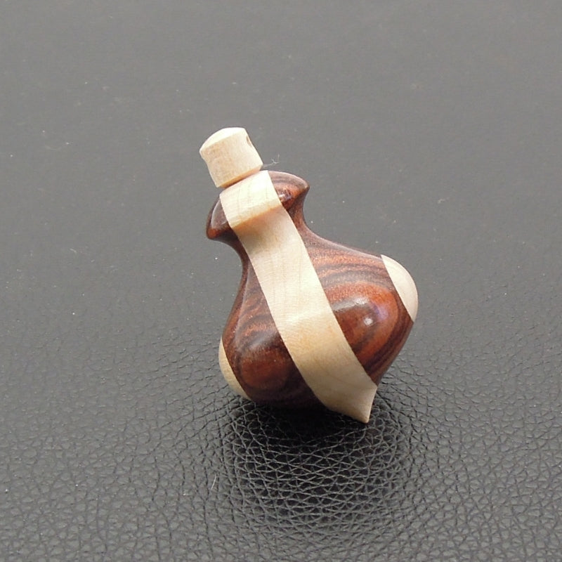 Pendule artisanal de radiesthésie en palissandre santos et érable avec oeilleton.