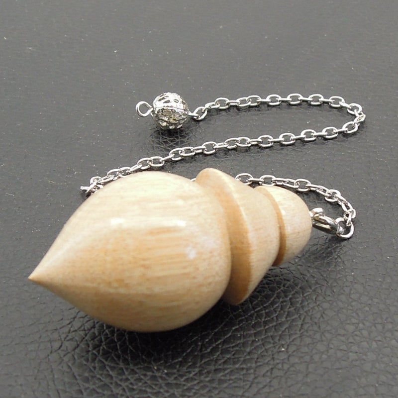 Pendule artisanal divinatoire en charme avec chainette.
