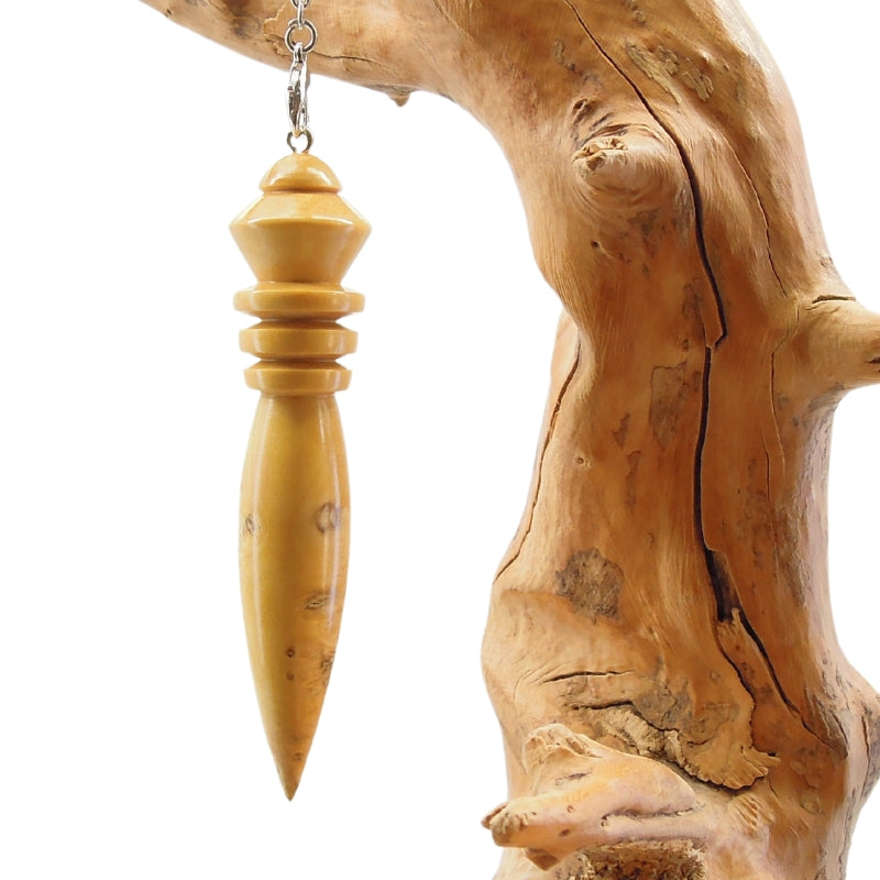 Pendule artisanal de radiesthésie en buis avec chainette.