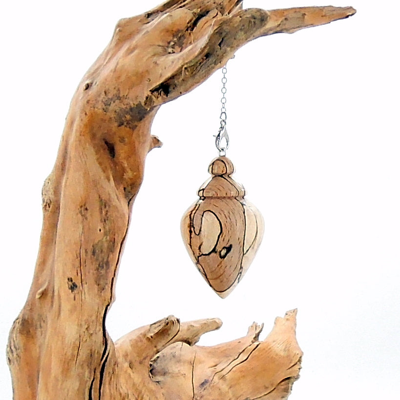 Pendule artisanal de radiesthésie en hêtre échauffé avec chainette.