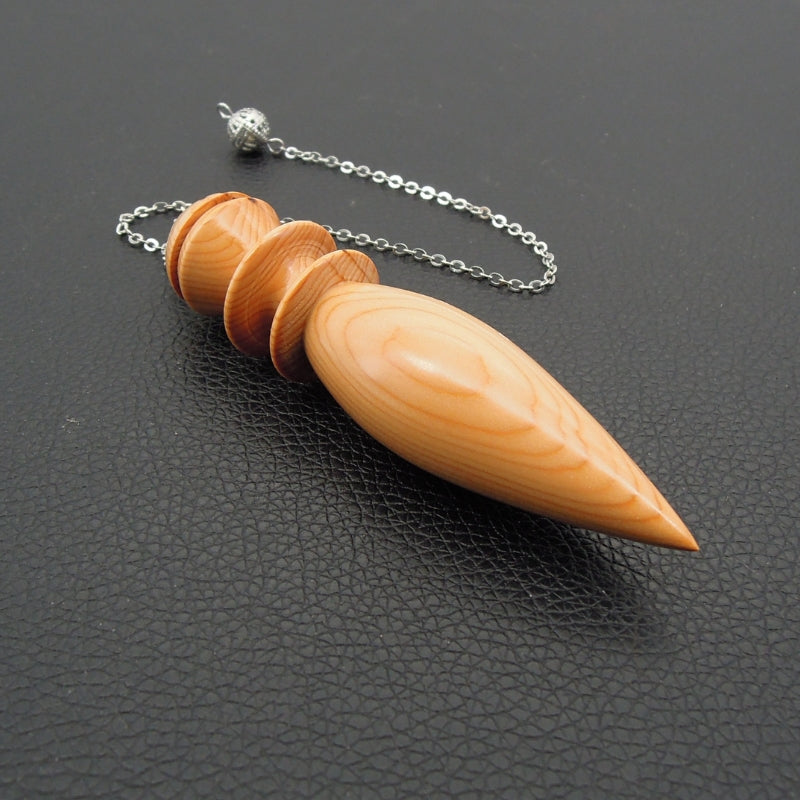 Pendule artisanal divinatoire en if avec chainette.