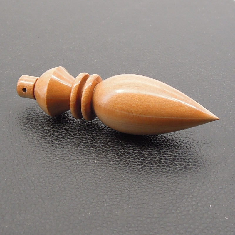 Pendule artisanal de radiesthésie en cornouiller avec oeilleton.