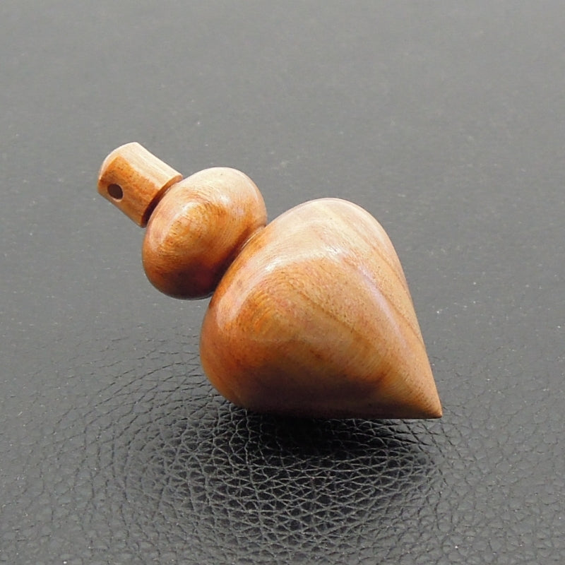 Pendule artisanal de radiesthésie en prunier avec oeilleton.