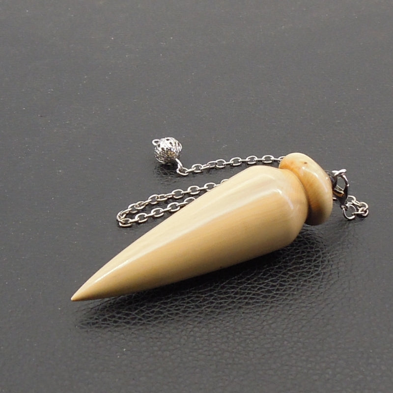 Pendule artisanal de radiesthésie en buis plombé avec chainette.