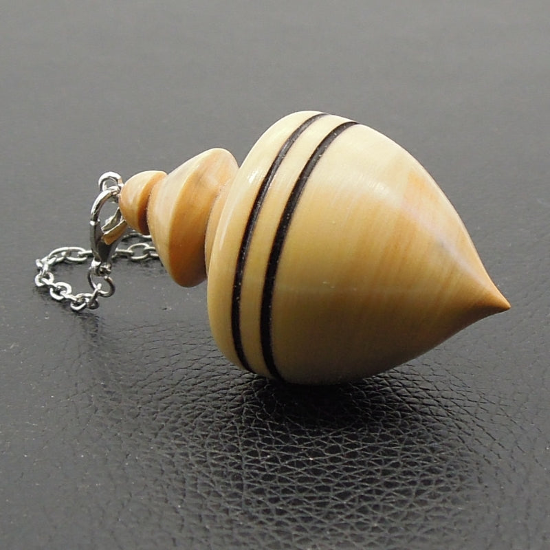 Pendule artisanal de radiesthésie en buis avec chainette.