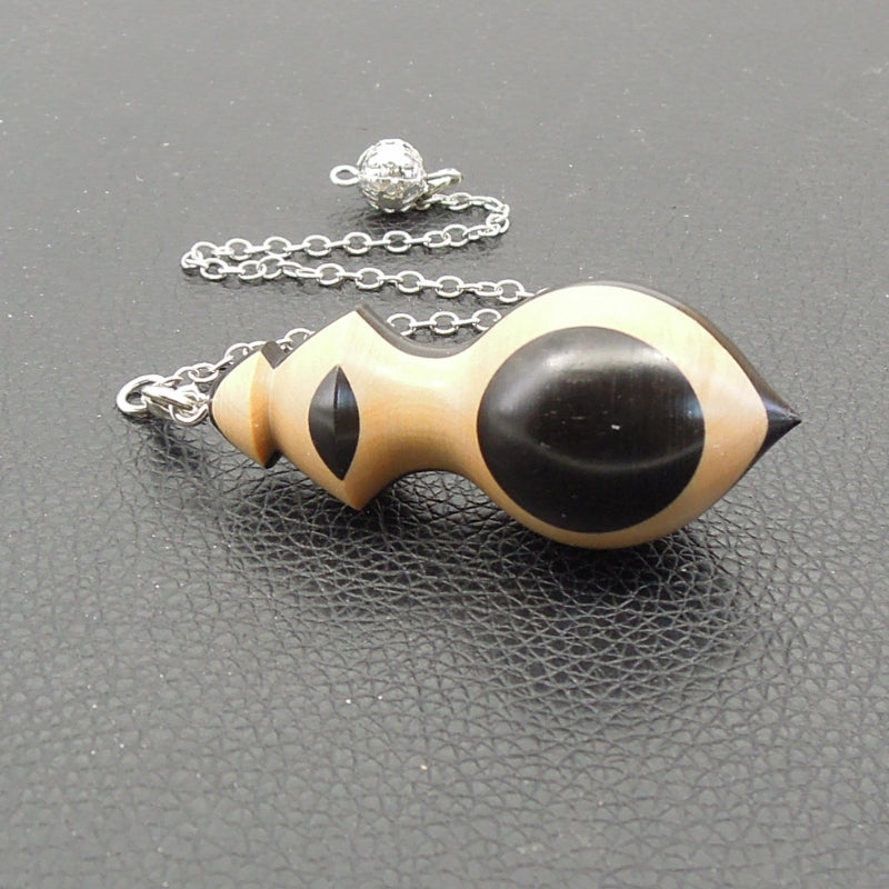 Pendule artisanal de radiesthésie en buis et ébène avec chainette.