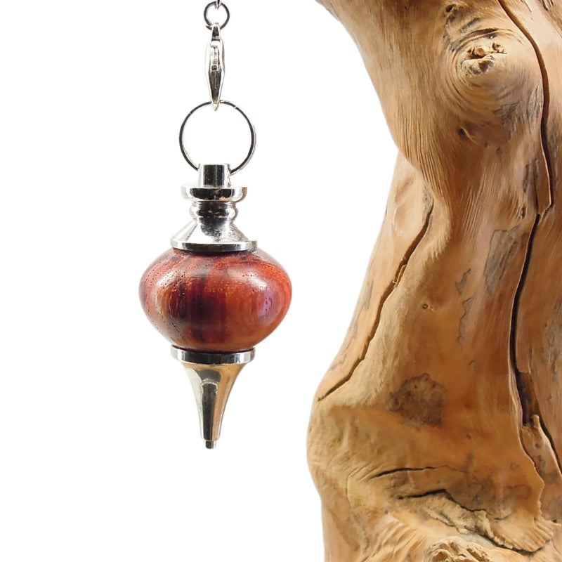 Pendule artisanal de radiesthésie en bois de rose avec chainette et monture métal.