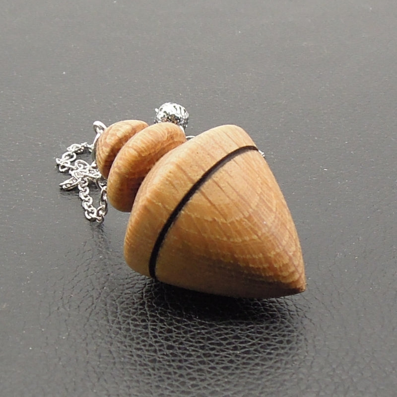 Pendule artisanal divinatoire de radiesthésie en chêne avec chainette.