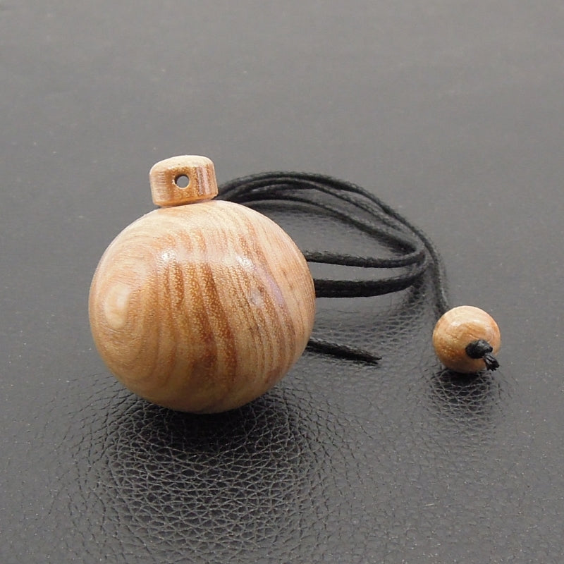 Pendule artisanal divinatoire en frêne olivier avec oeilleton.