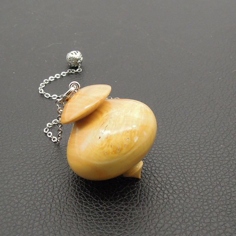 Pendule artisanal divinatoire en buis avec chainette.