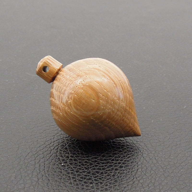 Pendule artisanal divinatoire de radiesthésie en chêne avec oeilleton.