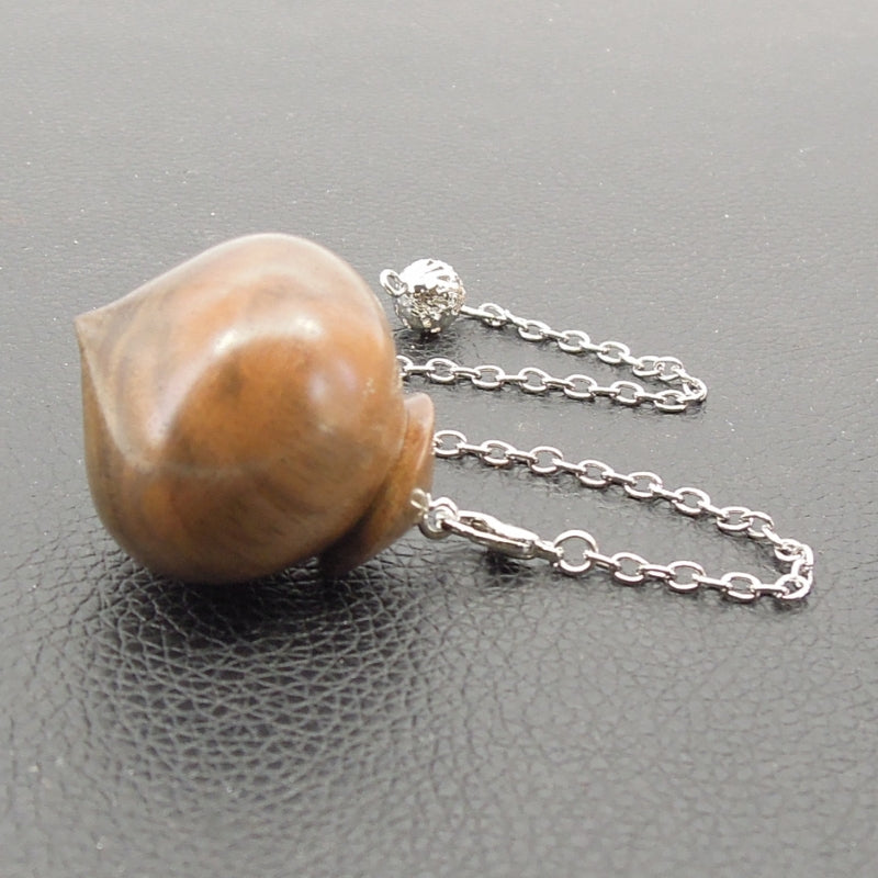 Pendule artisanal de radiesthésie en noyer d'amérique avec chainette