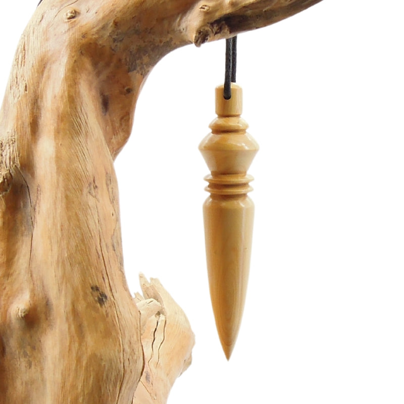 Pendule artisanal de radiesthésie en buis avec oeilleton.