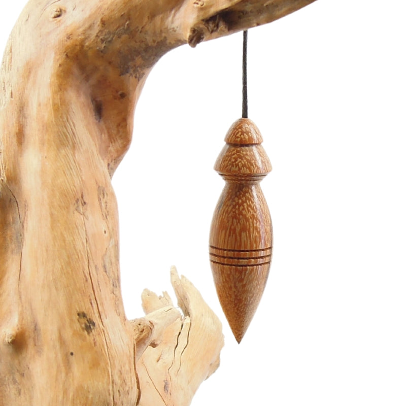 Pendule artisanal en palmier rose avec cordon collé.