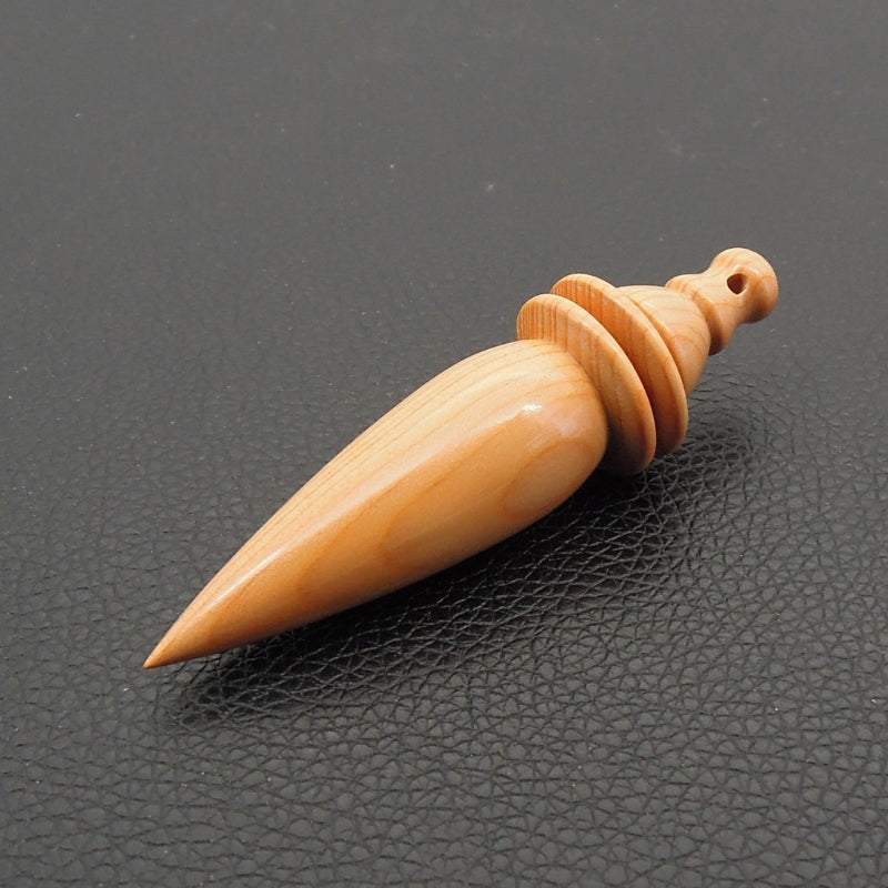 Pendule artisanal divinatoire en if avec oeilleton.