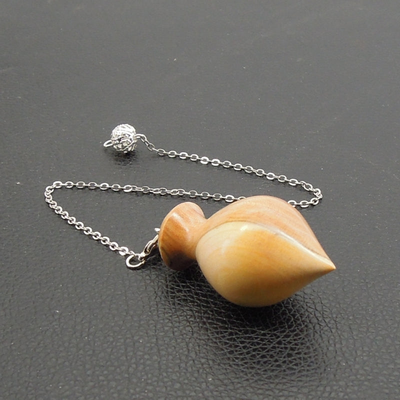 Pendule artisanal de radiesthésie en prunier avec chainette.