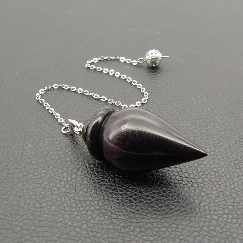 Pendule artisanal divinatoire de radiesthésie en ébène avec chainette.