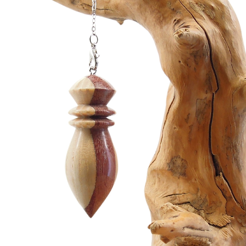 Pendule artisanal de radiesthésie en amarante et frêne avec chainette.