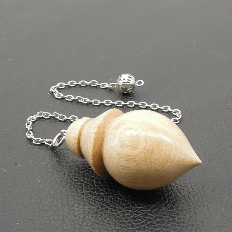 Pendule artisanal divinatoire en charme avec chainette.