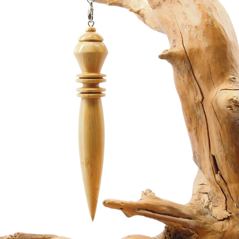 Pendule artisanal divinatoire en buis avec chainette.