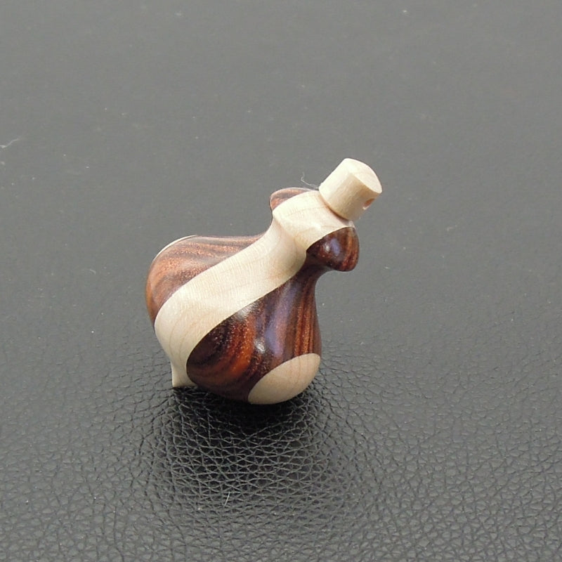 Pendule artisanal de radiesthésie en palissandre santos et érable avec oeilleton.