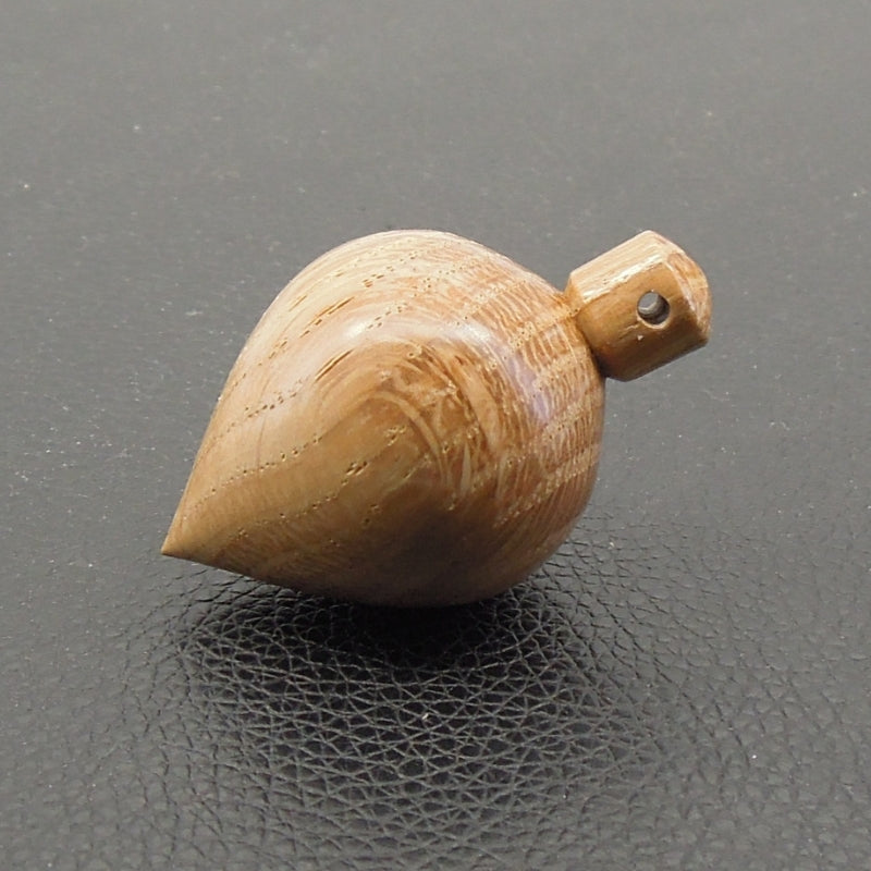 Pendule artisanal divinatoire de radiesthésie en chêne avec oeilleton.
