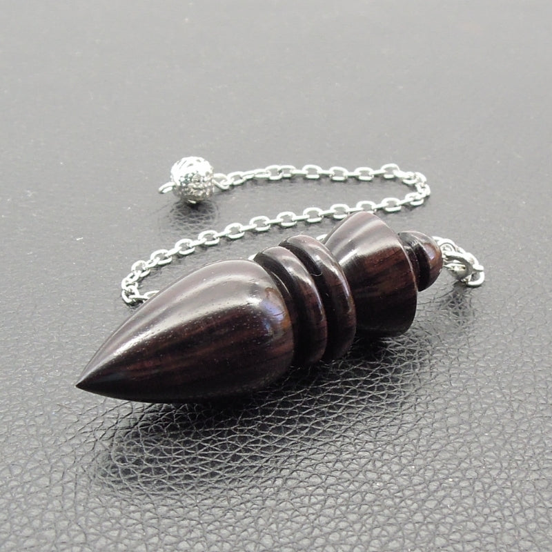 Pendule artisanal de radiesthésie en ébène avec chainette.