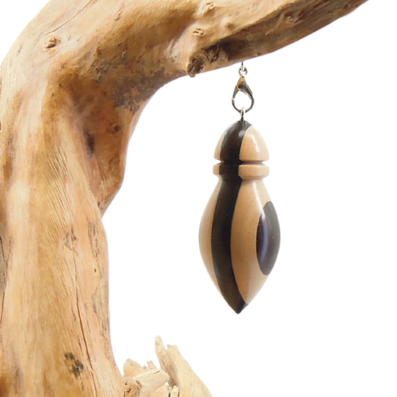 Pendule artisanal de radiesthésie en buis et ébène avec chainette.