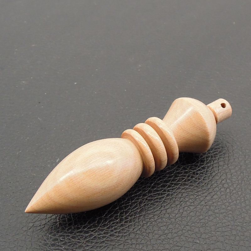 Pendule artisanal de radiesthésie en cornouiller avec oeilleton.