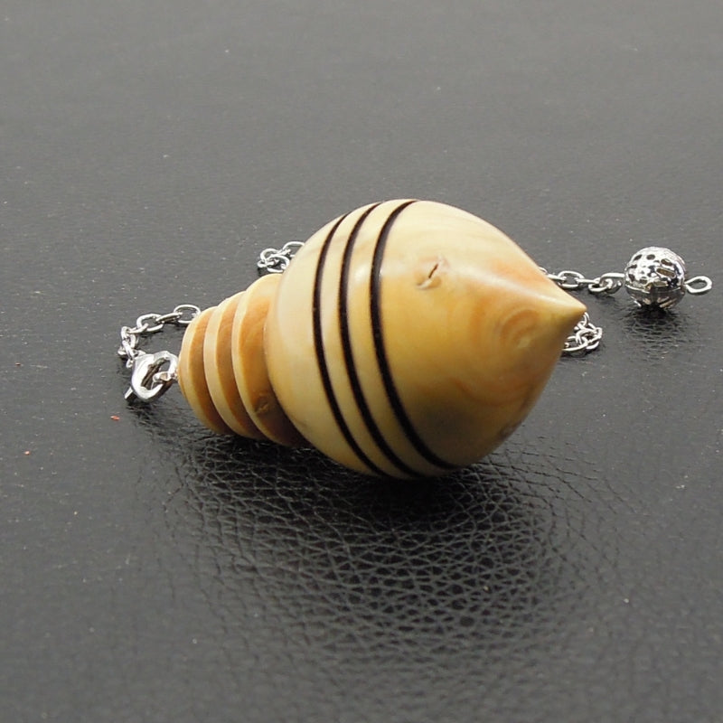 Pendule artisanal de radiesthésie en buis avec chainette.