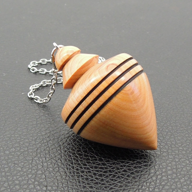 Pendule artisanal de radiesthésie en cade avec chainette.