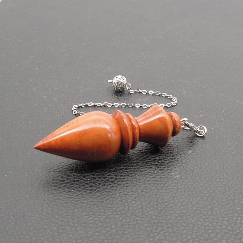 Pendule artisanal de radiesthésie en racine de bruyère avec chainette.
