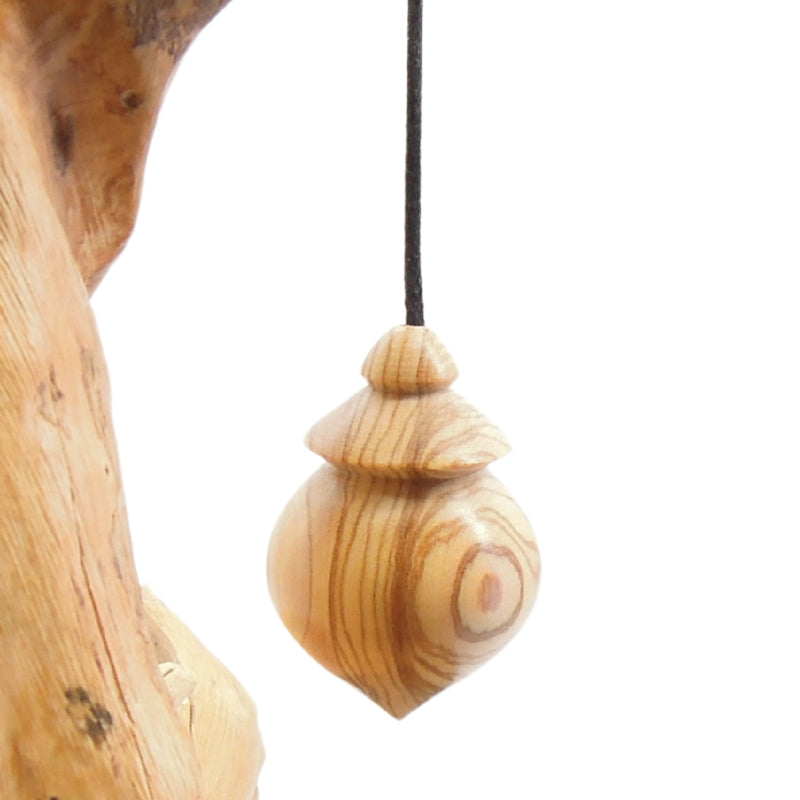 Pendule artisanal de radiesthésie en olivier avec cordon collé