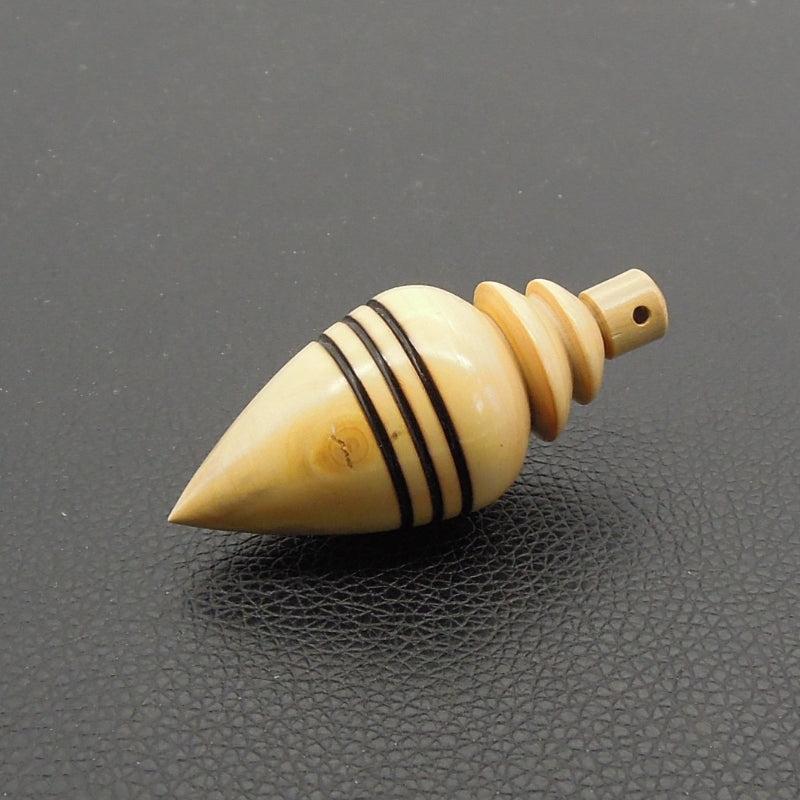 Pendule artisanal de radiesthésie en buis avec oeilleton.