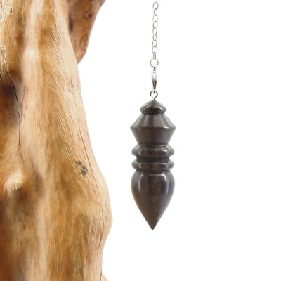 Pendule artisanal de radiesthésie en ébène avec chainette.