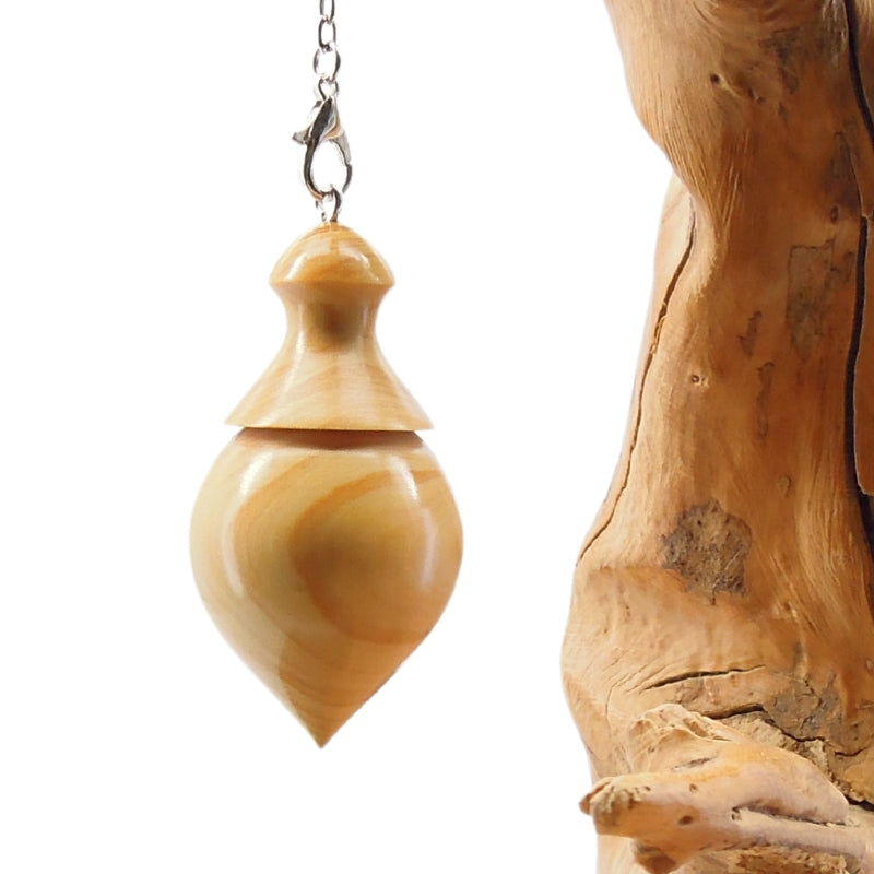 Pendule artisanal de radiesthésie en buis avec chainette.