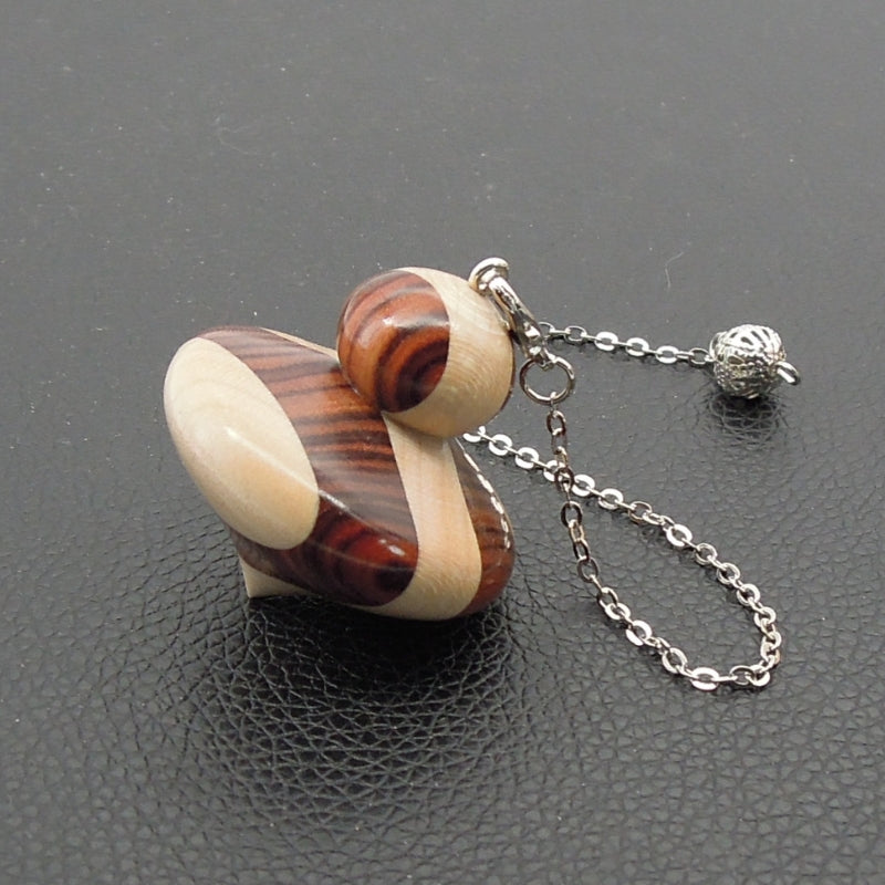 Pendule artisanal de radiesthésie en palissandre santos et érable avec chainette.