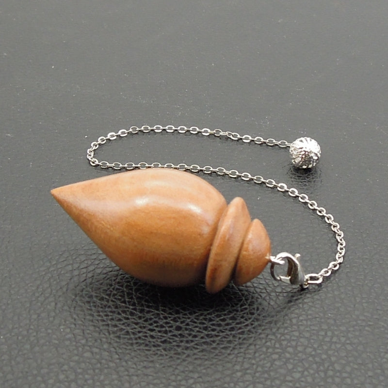 Pendule artisanal de radiesthésie en cerisier avec chainette.